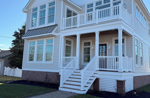 “The Delford” Beach House only Steps to the Bay Beaches