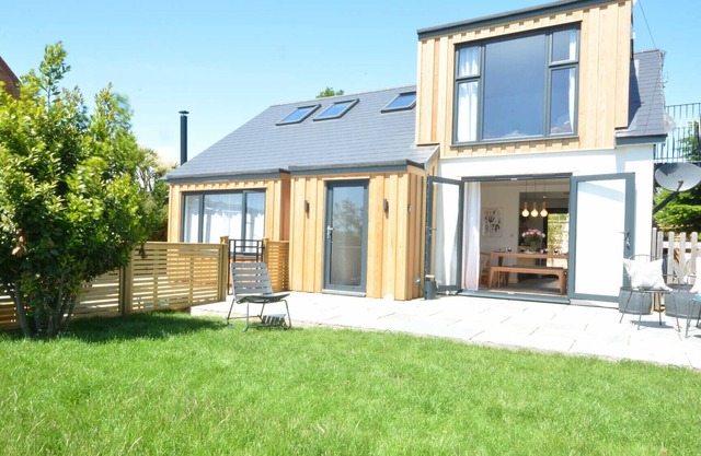 THE DUNNS, ORFORD, pet friendly, with open fire in Orford