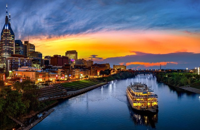 The Electric Cowboy – Chic Boho Townhome for 12! Easy Access to