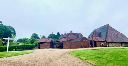 The Estate - 11 Bed - Sleeps 22 - Private Garden