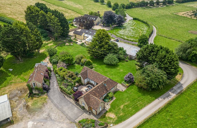 THE FARM HOUSE @ NABLES FARM, family friendly in Upper Seagry