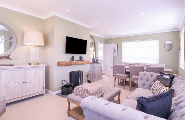 THE FARMHOUSE, pet friendly, with open fire in St. Osyth