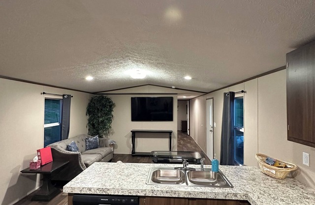 The FarmHouse Retreat - House B “NEW LISTING” Come experience life on a farm!