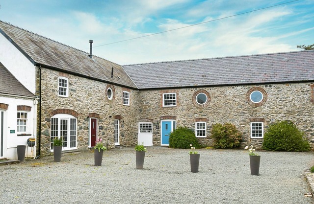 The Forge - cottage with hot tub hat sleeps 4 guests in 2 bedrooms