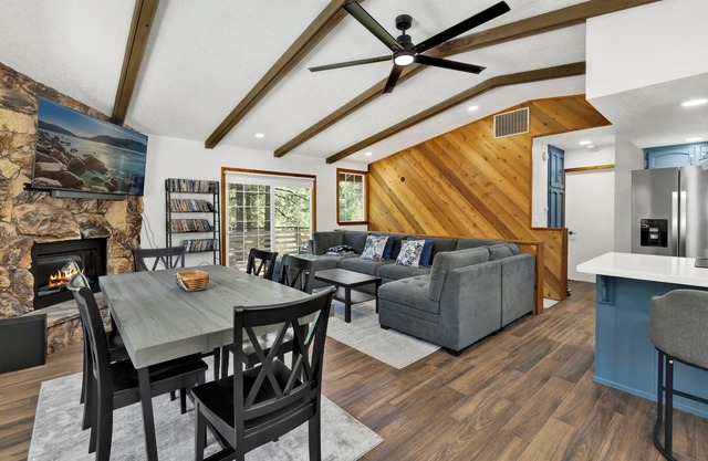 The Fox Den Big Bear ~ Modern Mountain View Retreat w/Hot Tub