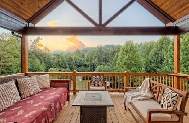 The Fox Den Overlook with Hot Tub - Idyllic Lake Burton and N. GA Mtns.