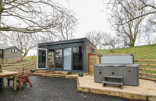 THE FOX DEN, with hot tub in Rhayader