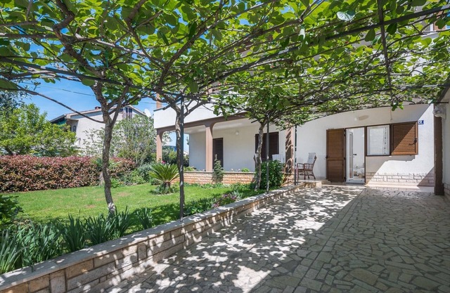 The freshness of cool air, the beauty of tended garden, vicinity of the beaches, privacy, peace and quiet are the main advantages of this adorable apartment!