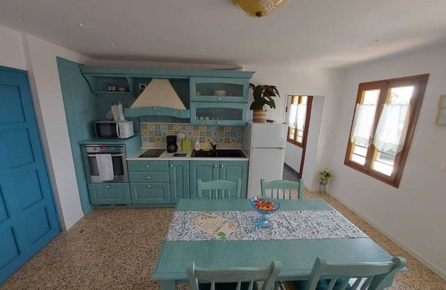 The Garden holiday apartment: surrounded by greenery, close to flying places