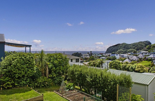 The Gardener's Beach House - Onemana Holiday Home