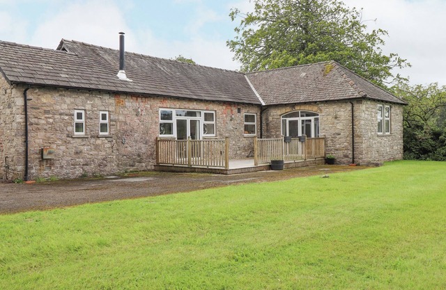 THE GATEHOUSE, pet friendly, with open fire in Levens