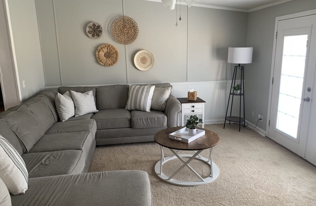 The Get Away at Broadway is a quite spot on 10 acres and 4 mins to the lake.