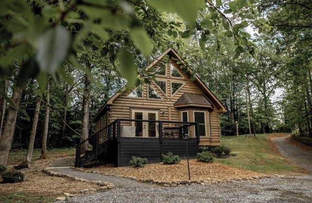 The Gordie Cabin w/Hot Tub at Halfback Hollar Farm