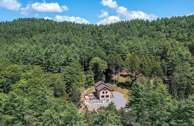 The Grafton Lodge, Rustic Luxury, sleeps 20, Hot Tub, Sauna, Fire pit