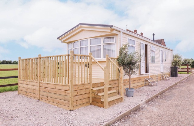 THE GRANADA, pet friendly, with a garden in St. Osyth