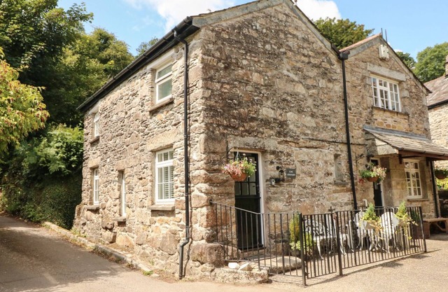 THE GRANARY, pet friendly, character holiday cottage in St Tudy