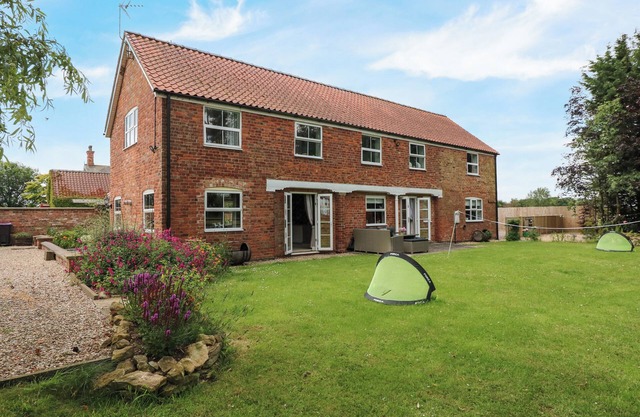 THE GRANARY, pet friendly, luxury holiday cottage in Boston
