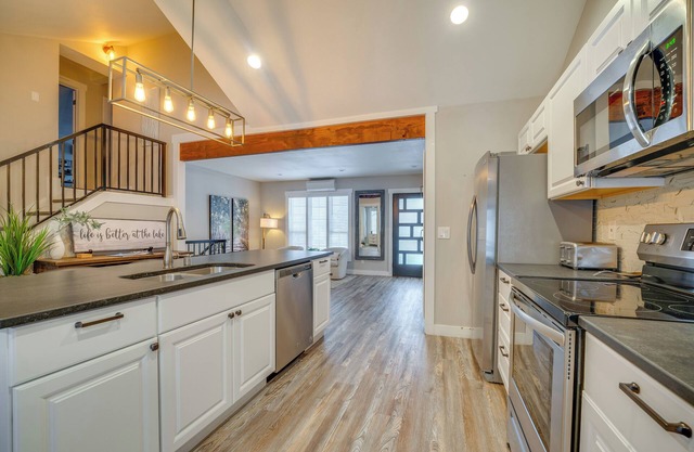 'the Grand Chelan' Group Getaway: Pool & Hot Tub