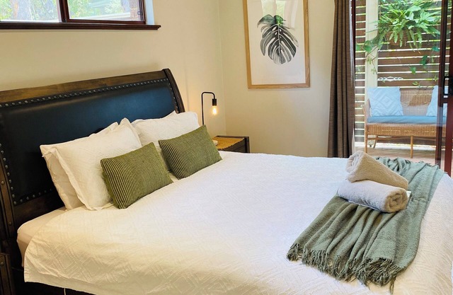 The Green Room. Self Contained King Suite on a beautiful property.