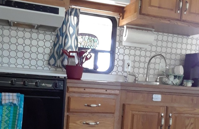 The Happy Camper with mountain views amble parking for 1 simi tractor trailer