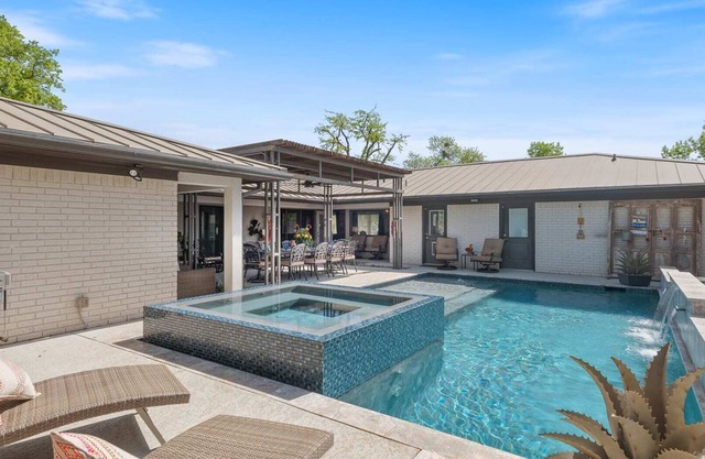 The Harbor House | Swimming Pool | Walking to HSB Resort | Hot Tub