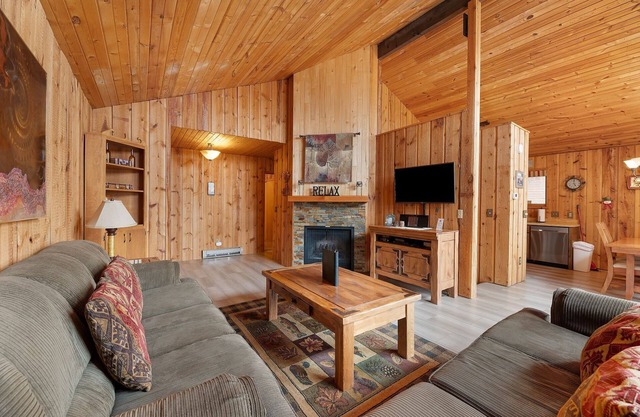 The Haven - 1 block from the ski slopes! Private Hot tub