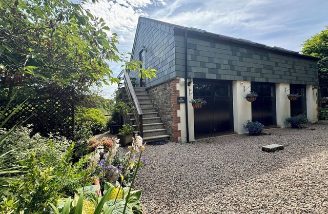 THE HAYLOFT, pet friendly, character holiday cottage in Lostwithiel