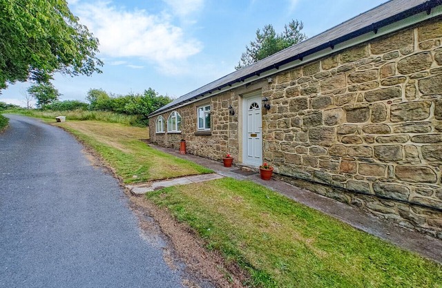 The Helm Cottage - Three Bedroom House, Sleeps 6