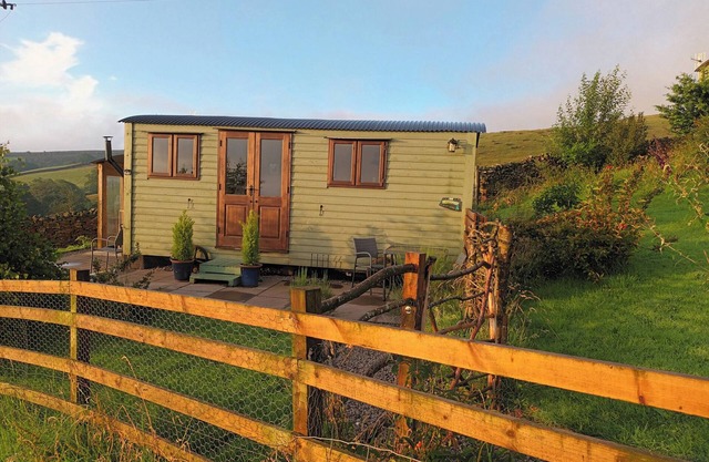 THE HERDSMAN LUXURY SHEPHERDS HUT, pet friendly in Barnoldswick