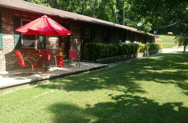 THE HIDEOUT - 4 BEDROOM BRICK HOUSE step back into the 70s and enjoy