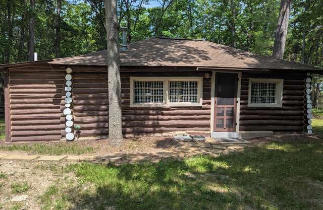 The Hideout - Cute, Peaceful, and Dog-Friendly Rustic Cabin on Au Sable River