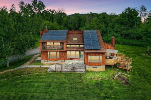 The Hilltop Fenced 8-Acre Dog-Friendly Retreat