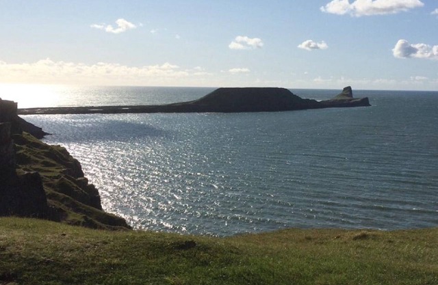 The Hollies is situated in the beautiful area of Horton in the Gower Peninsular