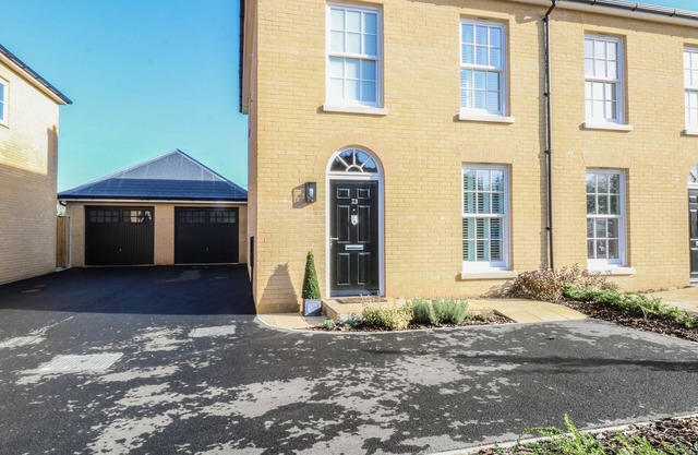 THE HOLLIES, pet friendly, with a garden in Norwich