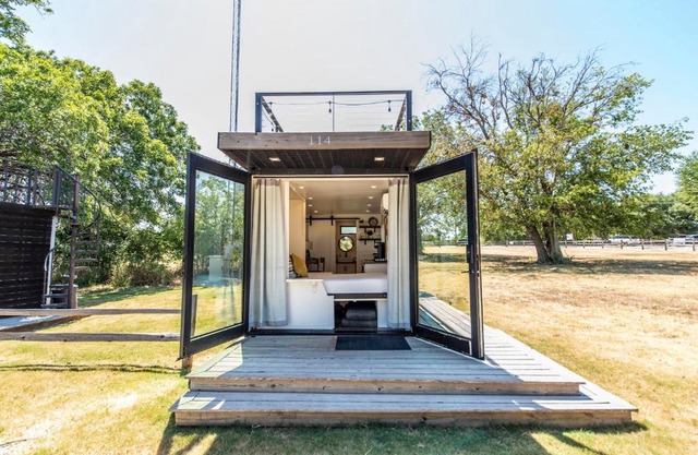 The Honeycomb-Tiny Container Home 12 Min. to Magnolia/Baylor