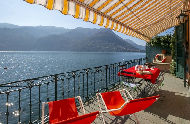THE HOUSE ON THE PIER - With amazing terrace on the lake