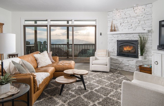 The Hydeout - 2 bedroom mountain retreat with serene views