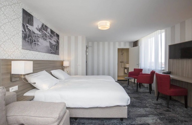 The Ideal Place to Soak Up Dutch Tradition and Seaside Life! Free Breakfast!