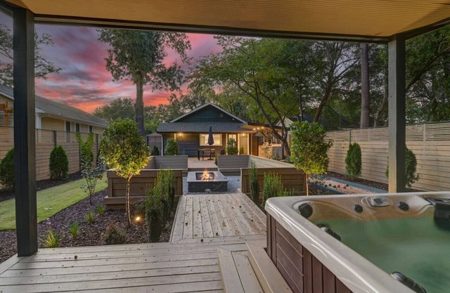 The Indigo - 2BR w/Hot Tub & Outdoor Space