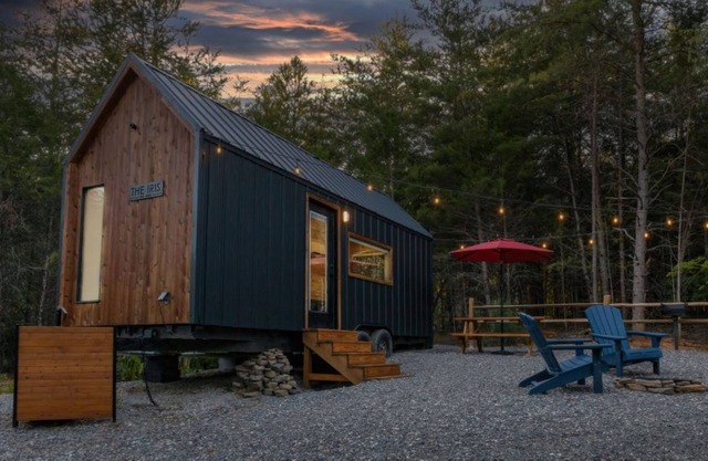 The Iris: Secluded Nordic style tiny home