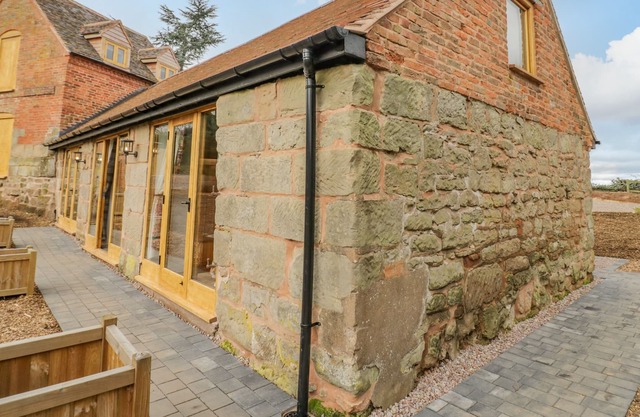 THE KEEPERS LODGE, romantic, character holiday cottage in Hartlebury