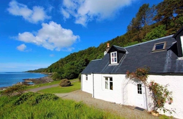 The Kennels, 3 Bedroom Cottage , Sleeps 6 With It's Own Bay and Loch Access