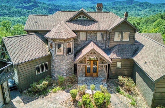 The King Of The Mountain-Breathtaking Views, 6617 Sq. Ft. Theater Room, Pool!
