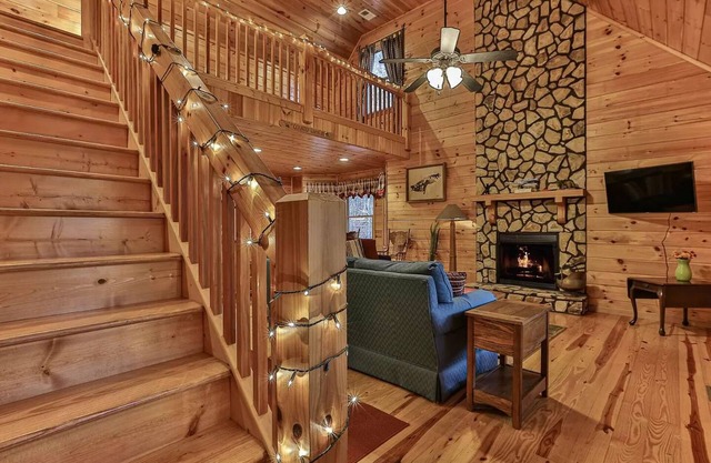"The Knotty Pine" - Your perfect cabin getaway!