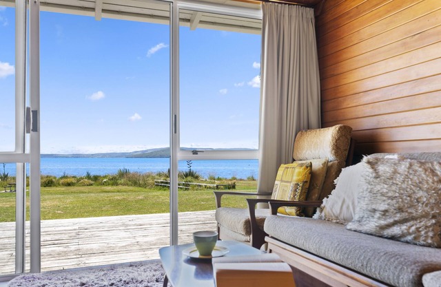 The Lake Bach - Ngongotaha Lakefront Holiday Home