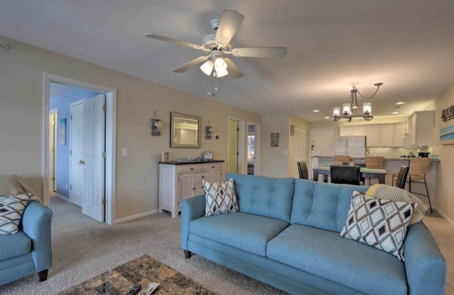 'The Lake Escape’ w/Balcony & Pool Access!