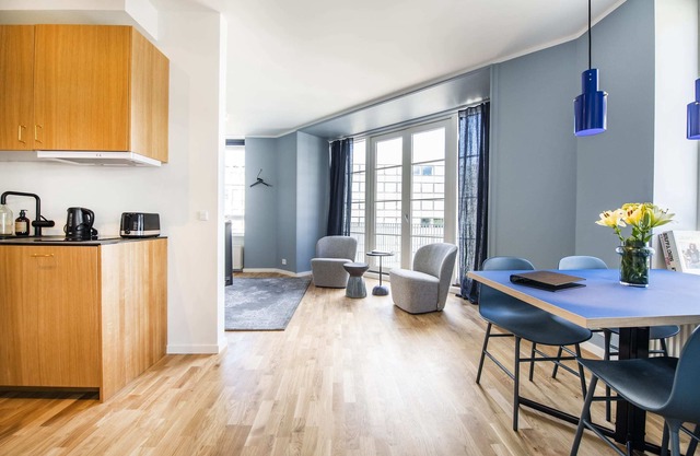 The Lakes 1BR swanky by Daniel & Jacob's