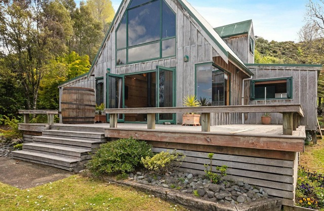 THE LAKEVIEW CHALET - LAKE TARAWERA HOLIDAY HOME in Oneroa
