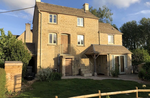THE LANTERN, pet friendly, with open fire in Bourton-On-The-Water