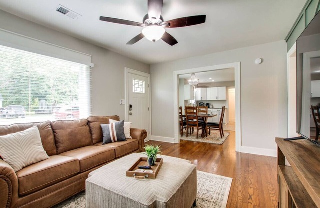 The Leaf Lodge - Walking Distance to MTSU 3Bed/2Ba